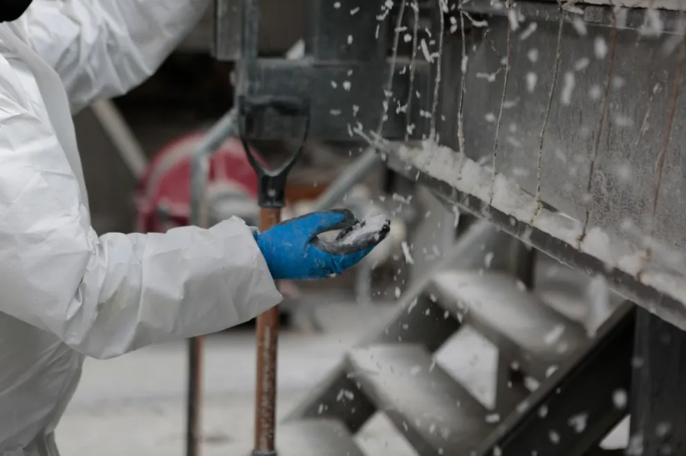 Un trabajador de YLB procesa la materia prima para producir carbonato de litio. Foto: YLB
