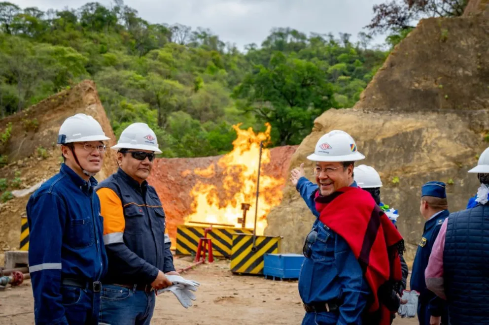 Arce con funcionarios de la estatal petrolera en Bermejo. Foto: YPFB