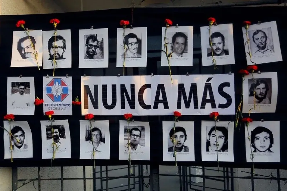 Fotografía de archivo que muestra restratos de desaparecidos durante la dictadura de Augusto Pinochet en Chile. EFE