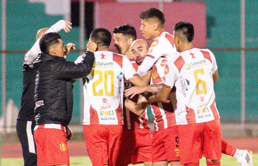 Jugadores de Independiente celebran el sexto gol convertido por Damián Villalba. Foto: Agencia Marka Registrada