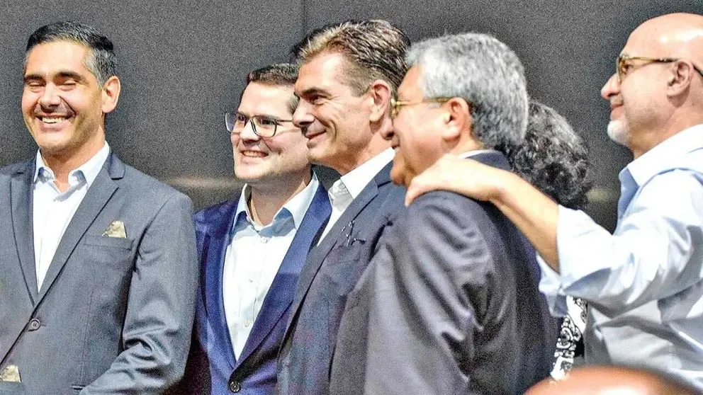 Rodrigo Paz y su equipo antes de viajar a Washington. Foto: APG