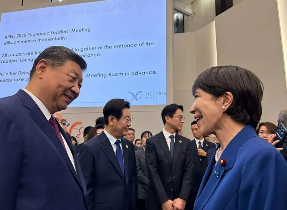 Xi Jinping, y la primera ministra de Japón, Sanae Takaichi, este viernes en Gyeongju. Foto: EFE