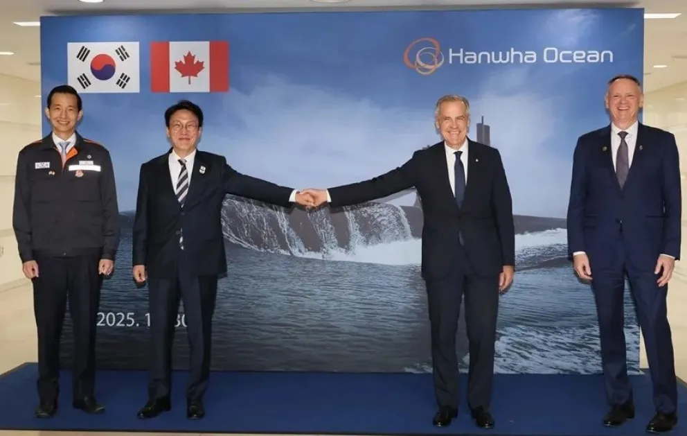 El primer ministro de Canadá, Mark Carney (2-d) el ministro de Defensa canadiense, David McGuinty (d), con el primer ministro de Corea del Sur, Kim Min-seok (2-i), y el vicepresidente del Grupo Hanwha, Kim Dong-kwan. Foto:EFE