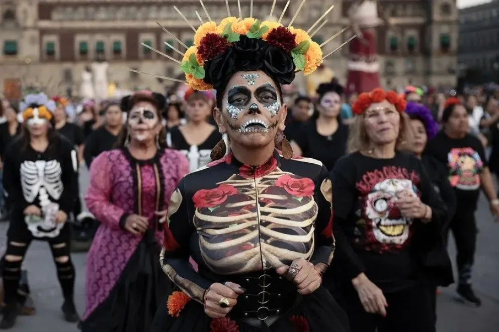 Cientos de personas participan en la mega clase de baile aeróbico 'Me muero por bailar' durante las festividades de Día de Muertos este jueves, en el Zócalo de Ciudad de México. EFE