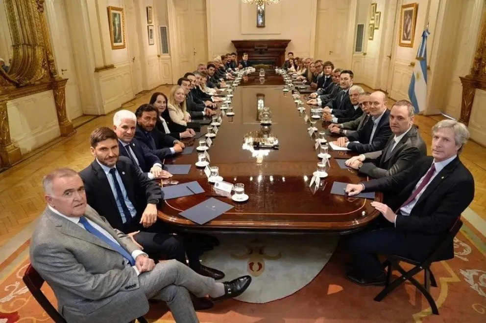 Fotografía cedida por la Presidencia de Argentina que muestra a su mandatario, Javier Milei, junto a gobernadores provinciales en una reunión este jueves, en la Casa Rosada de Buenos Aires (Argentina). EFE