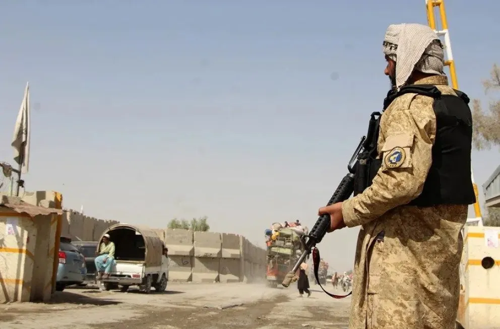 Un miembro de las fuerzas de seguridad afganas vigila la frontera de Spin Boldak. EFE