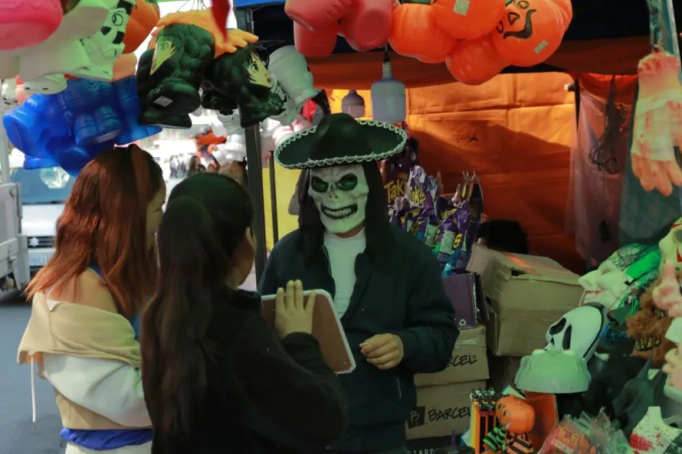 Venta de disfraces este viernes en La Paz, para el festejo de Halloween. Foto: APG