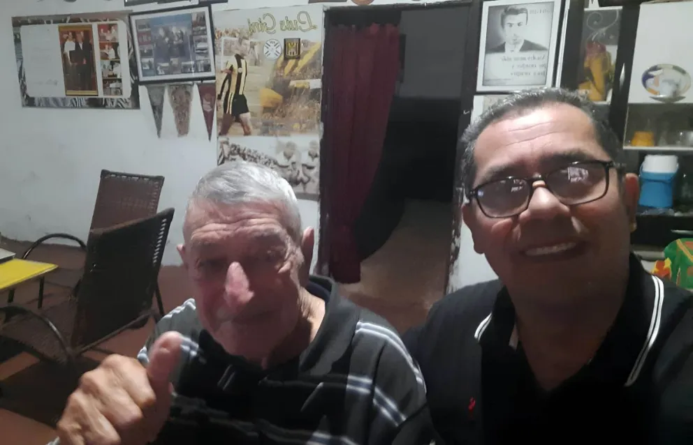 Don Luis Gini junto a su amigo Adrián Martínez en su casa de Piribebuy en la celebración de sus 90 años. Foto: AM