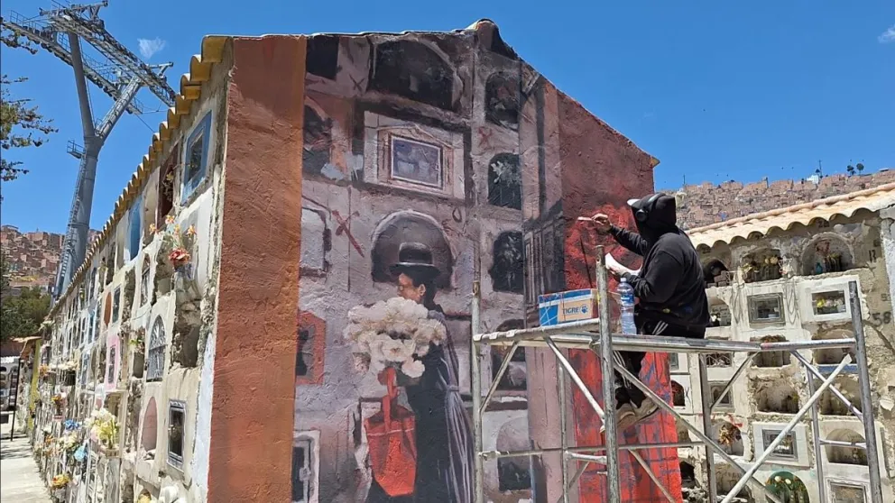 El artista argentino Mariano Antedoménico (El Marian), da unos toques finales a su obra. 