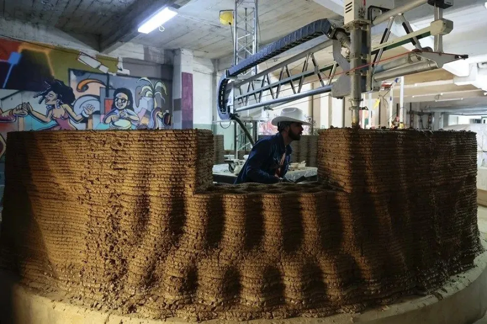 El diseñador industrial e integrante del Colectivo SEED, Tony Gutiérrez, trabaja en la primera edificación autoportante de tierra impresa en 3D en Latinoamérica este martes, en Ciudad de México (México). EFE