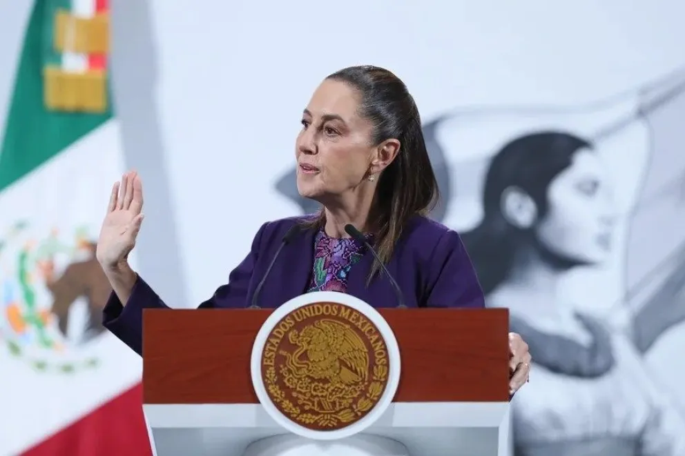 La presidenta de México, Claudia Sheinbaum, habla durante una rueda de prensa, el 30 de octubre de 2025, en Palacio Nacional de la Ciudad de México (México). EFE