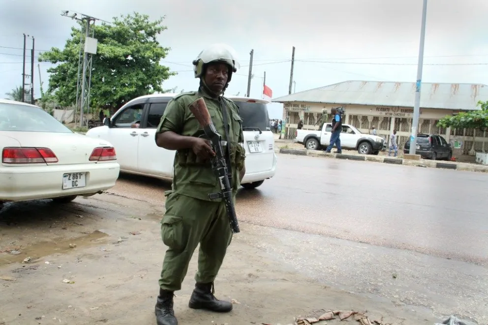 Foto de archivo de un un agente de la policía patrullando las calles de la capital. EFE