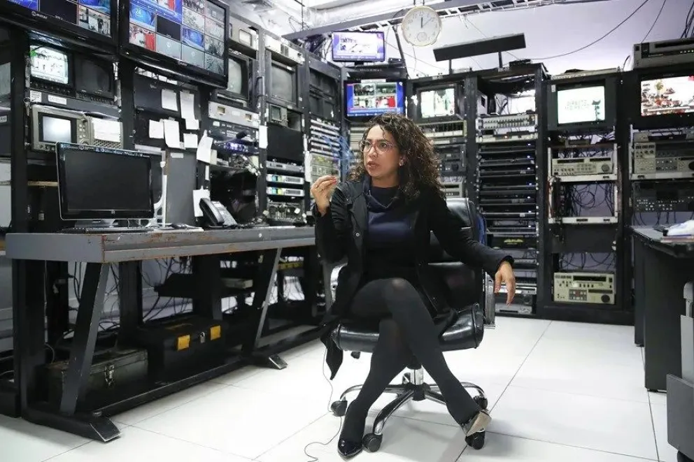 Fotografía de la periodista de investigación Karla Ramírez hablando en una entrevista con EFE, en Lima (Perú). EFE