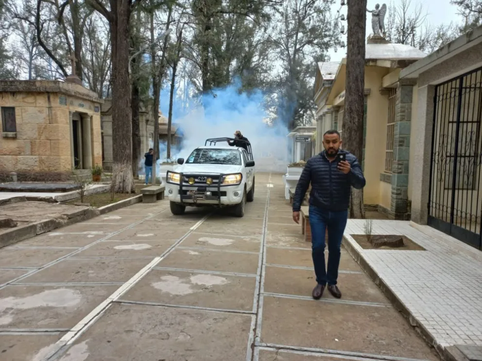 Campaña de prevención del dengue en el Cementerio General de Tarija. Foto: El País de Tarija
