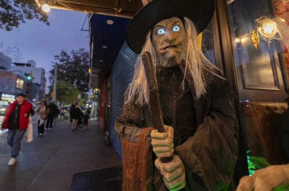 Fotografía donde se observa una decoración de Halloween en un restaurante, el 30 de octubre de 2025, en Nueva York (Estados Unidos). Foto: EFE