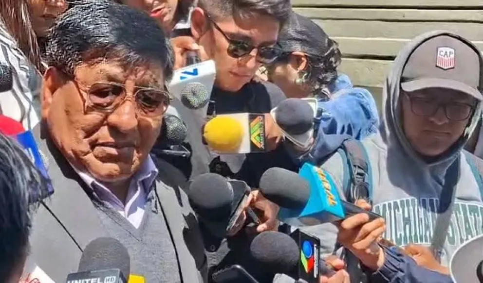  Lucio Gómez, secretario ejecutivo de la Confederación Sindical de Choferes de Bolivia en contacto con los medios. Foto: Captura de video 