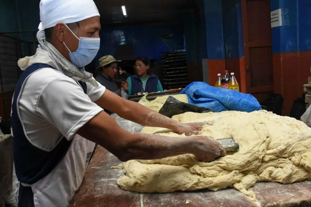 Panificadores elaborando pan en un horno de la ciudad de La Paz. Foto: ATB 