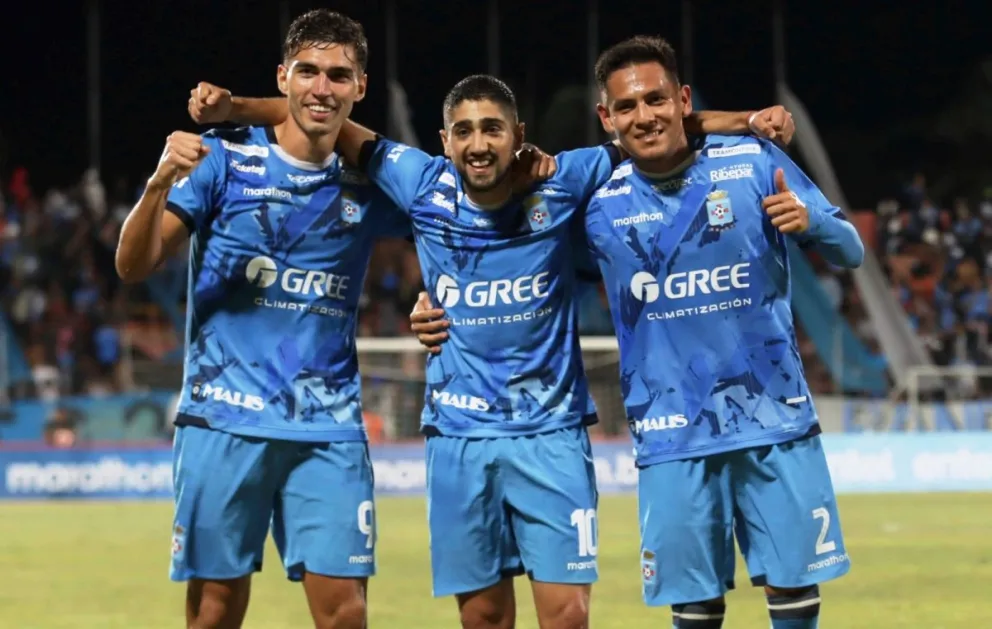 Franco Posse, Guido Vadalá y Mauricio Cabral celebran el segundo gol de Blooming. Foto: APG