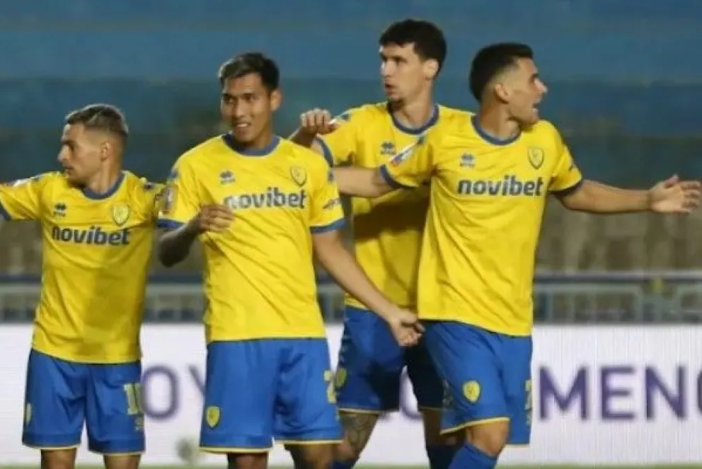 Jeyson Chura (centro) festeja con sus compañeros el primer gol que convirtió para el Panetolikos.