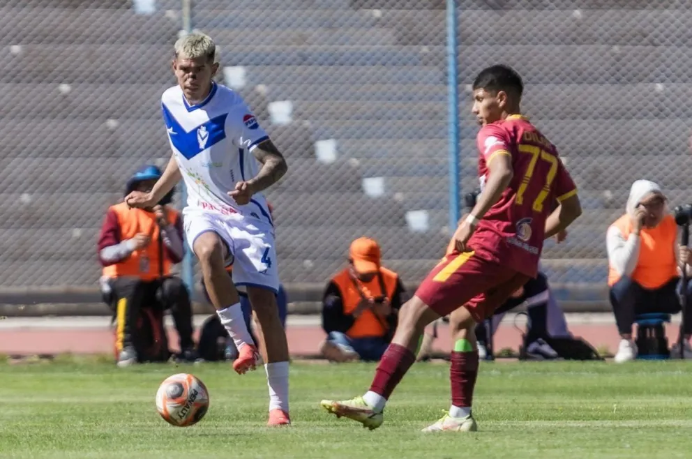 Luis Alarcón (izq.) de GV San José es marcado por José Alí de Real Oruro. Foto: club GV San José