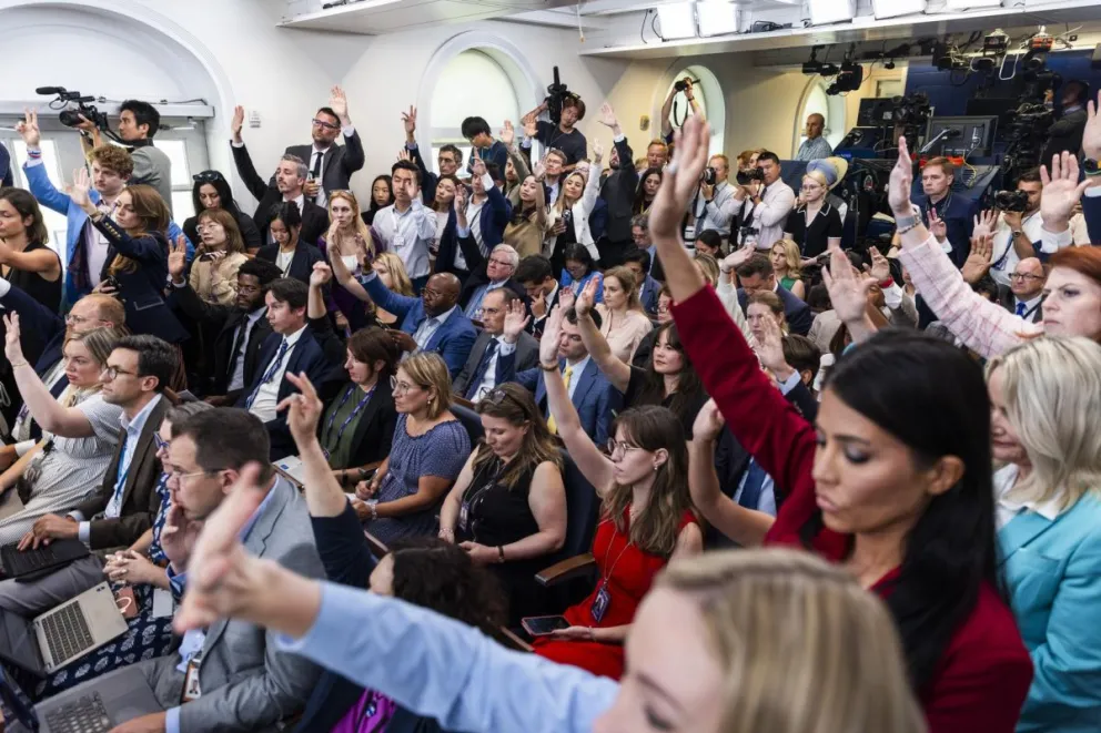 Foto de archivo que muestra a miembros del cuerpo de prensa de la Casa Blanca levantando la mano para hacer preguntas durante una rueda de prensa en la Sala de Prensa de la Casa Blanca. Foto: EFE