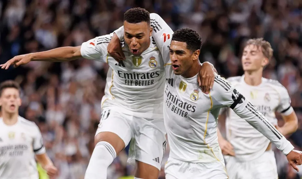  Kylian Mbappé y Jude Bellingham celebran el primer gol del Real Madrid ante el Valencia. Foto: Club Real Madrid