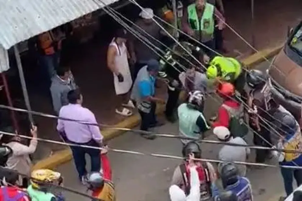 El momento que el agresor es aprehendido por la policía Foto: Captura de pantalla 
