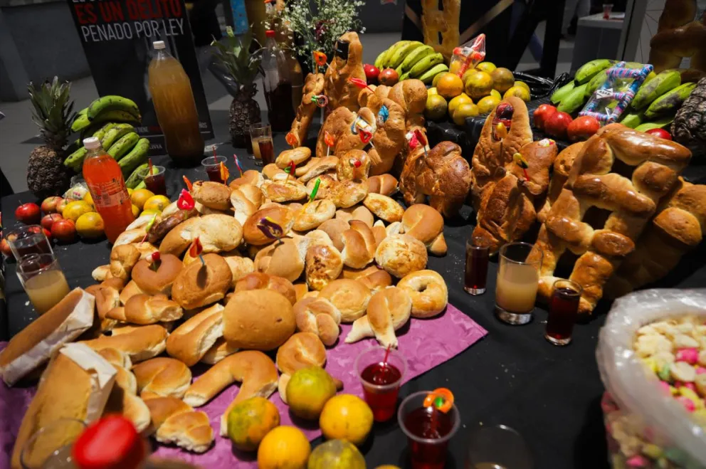 Fotografía que muestra un altar durante la celebración del Día de Difuntos este sábado, en La Paz (Bolivia). Foto: EFE