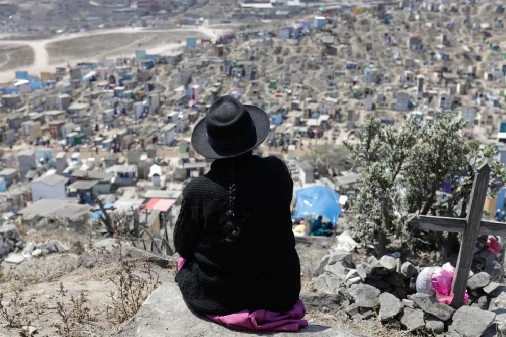 Una mujer asiste al cementerio Virgen de Lourdes este sábado, en Lima (Perú). Foto: EFE