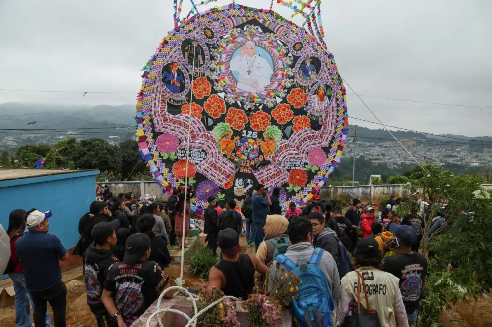 Decenas de personas fueron captadas este sábado, 1 de noviembre, durante la celebración del Día de Muertos, en Santiago Sacatepéquez (Guatemala). Foto: EFE