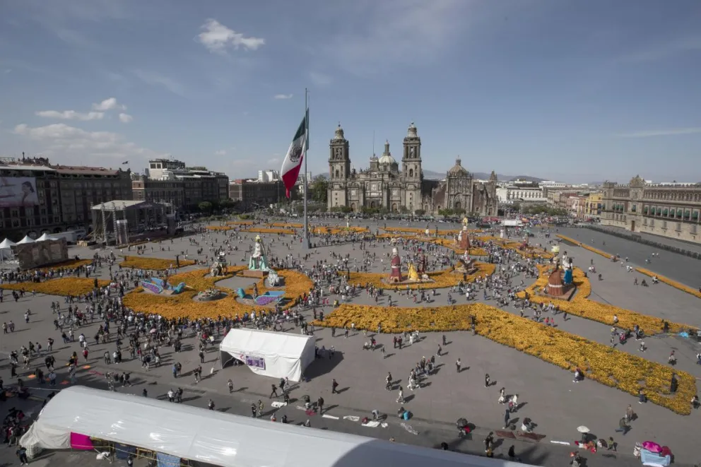 Fotografía general de la ofrenda monumental con motivo del Día de Muertos este viernes, en el Zócalo de Ciudad de México (México). Foto: EFE