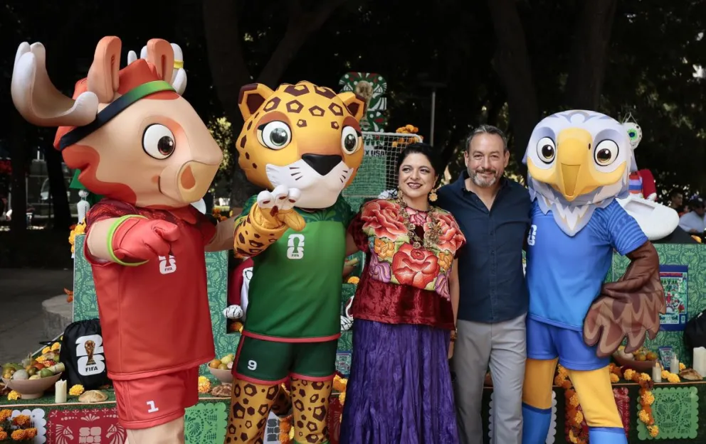 Mapple (izq.), Zayú, Alejandra Frausto, Jurgen Mainka y Clutch durante la inauguración de la ofrenda. Foto: EFE
