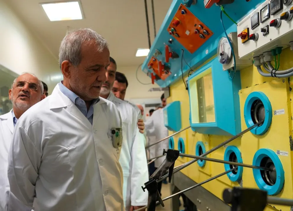 El presidente iraní, Masud Pezeshkian, en una visita a una instalación nuclear en Teherán. Foto: EFE