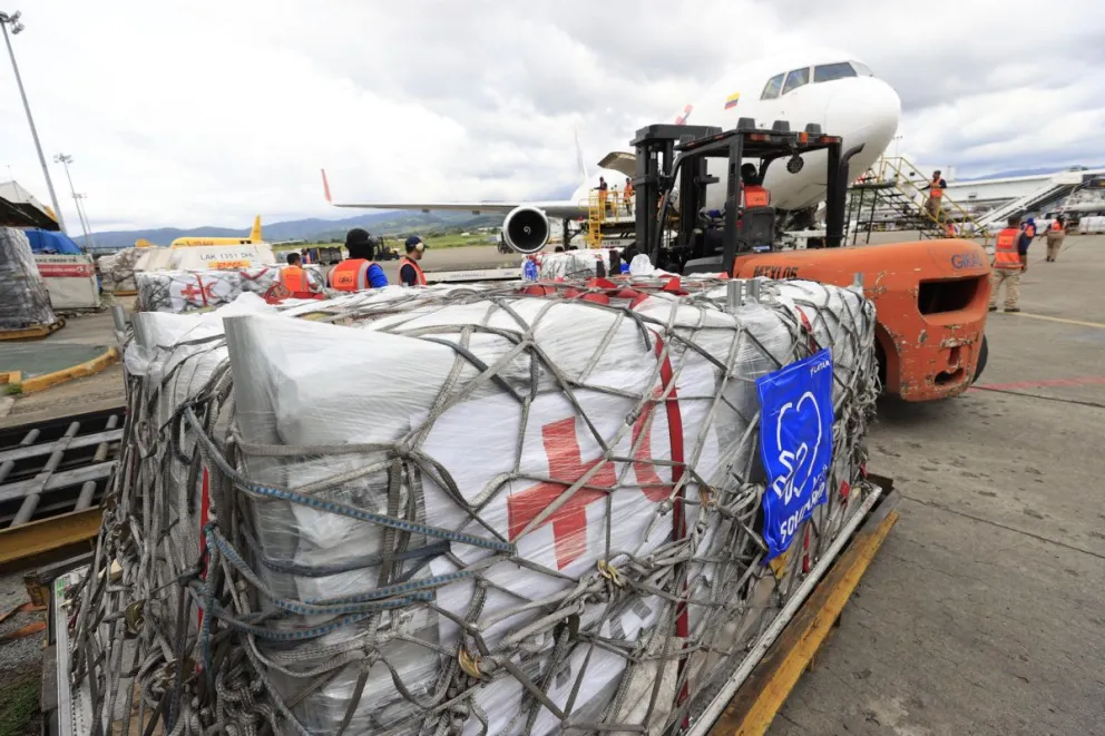Vista general de un cargamento de ayuda humanitaria antes de ser traslado a Jamaica, país muy afectado por el paso del huracán Melissa, en el aeropuerto internacional de Ciudad de Panamá (Panamá). Foto: EFE