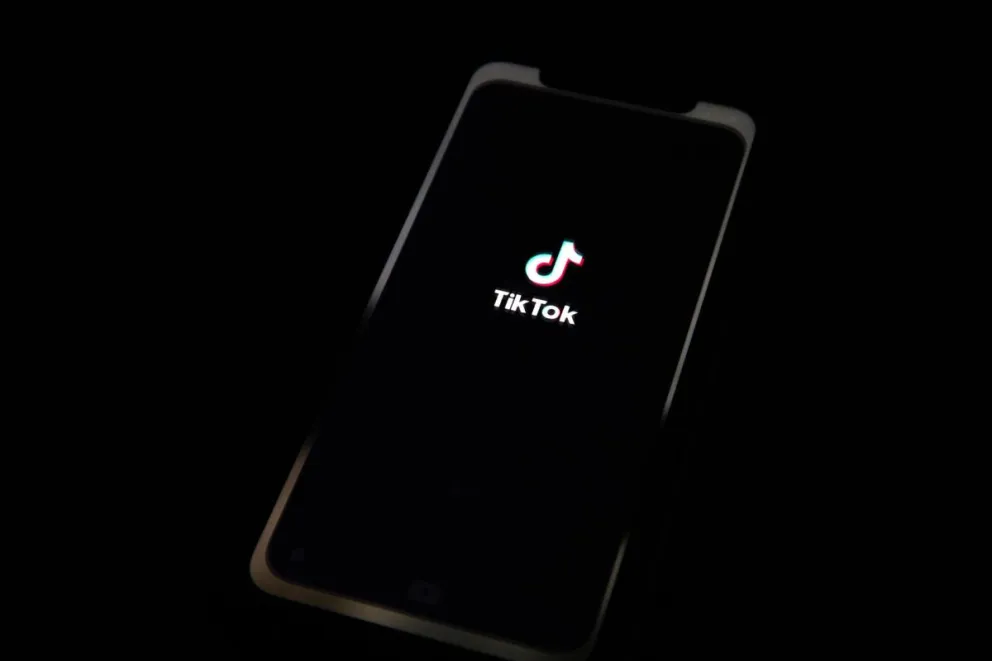 El logo de TikTok en un teléfono móvil. Foto: EFE