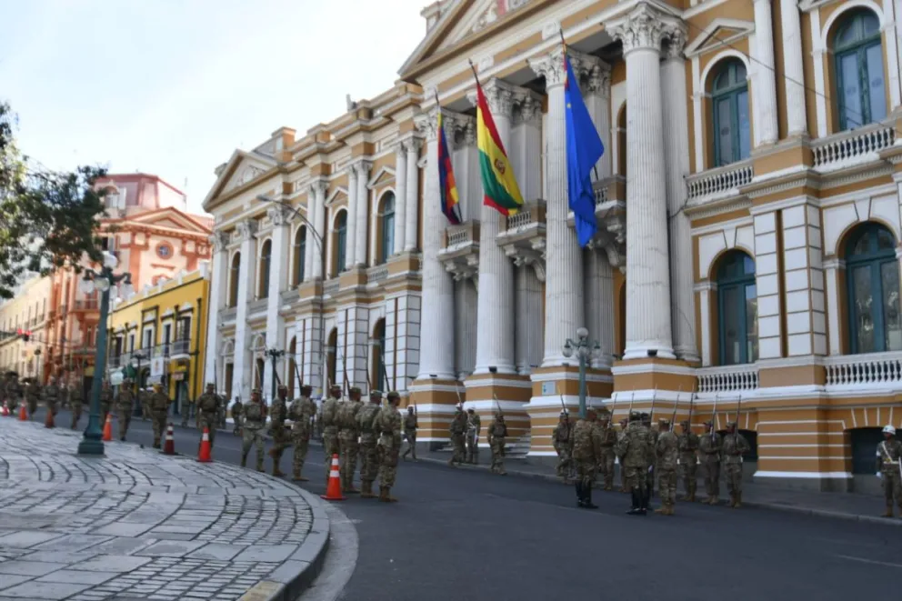 Efectivos militares ensayan el protocolo del acto de transición en plaza Murillo. Foto: APG 
