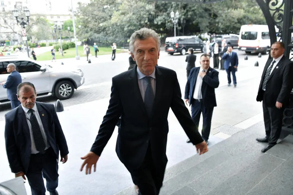 El expresidente de Argentina Mauricio Macri (c) fue captado el pasado 23 de octubre a su llegada al Teatro Colón, en Buenos Aires (Argentina). Foto: EFE