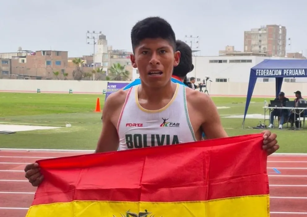 Santos con la tricolor nacional tras ganar la plata en Lima. Foto: FAB.