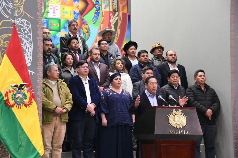 Arce junto a sus ministros, en un pronunciamiento a principios de octubre. Foto: ABI