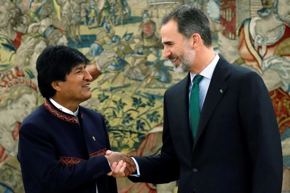 Fotografía de archivo, tomada el 16 de marzo de 2018, del Rey Felipe VI de España, al recibir al entonces presidente de Bolivia, Evo Morales, en el Palacio de la Zarzuela, en Madrid. Foto: EFE