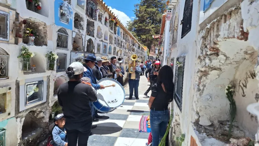 Una banda acompaña a los familiares en el cementerio. Foto: Visión 360