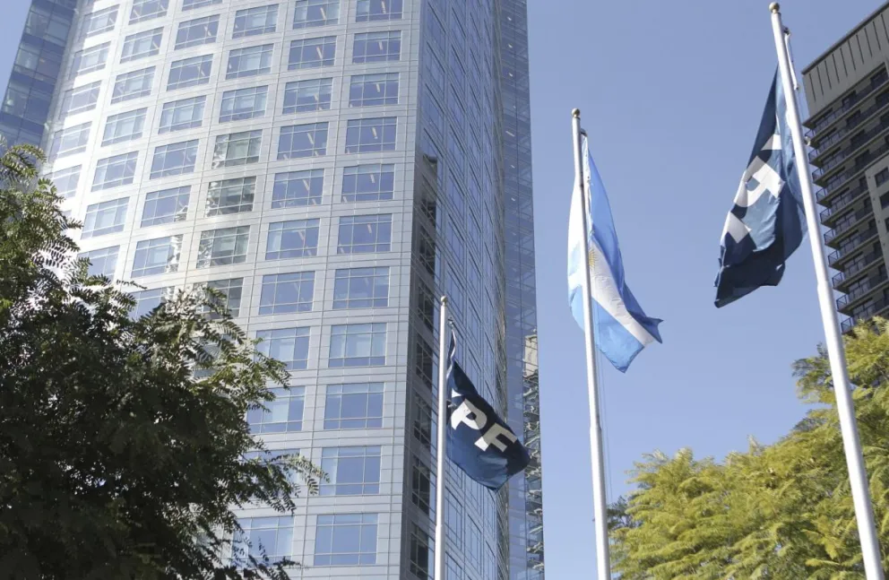 Fotografía de archivo de las banderas de YPF y de Argentina frente a la sede de la petrolera, en Buenos Aires (Argentina). Foto: EFE