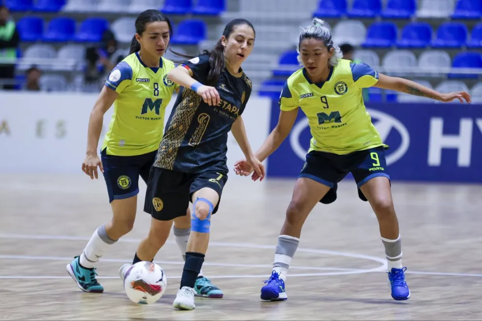 Incidencia entre Víctor Muriel (de amarillo) y PKS Futsal. Foto: Conmebol.