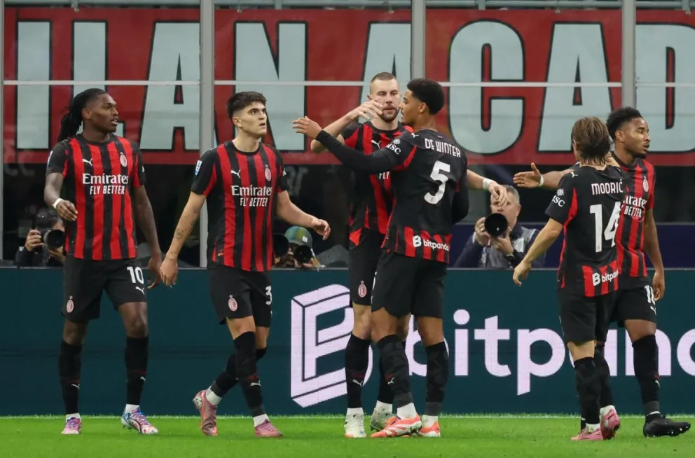 Jugadores del Milan celebran el único gol del compromiso. Foto: EFE.