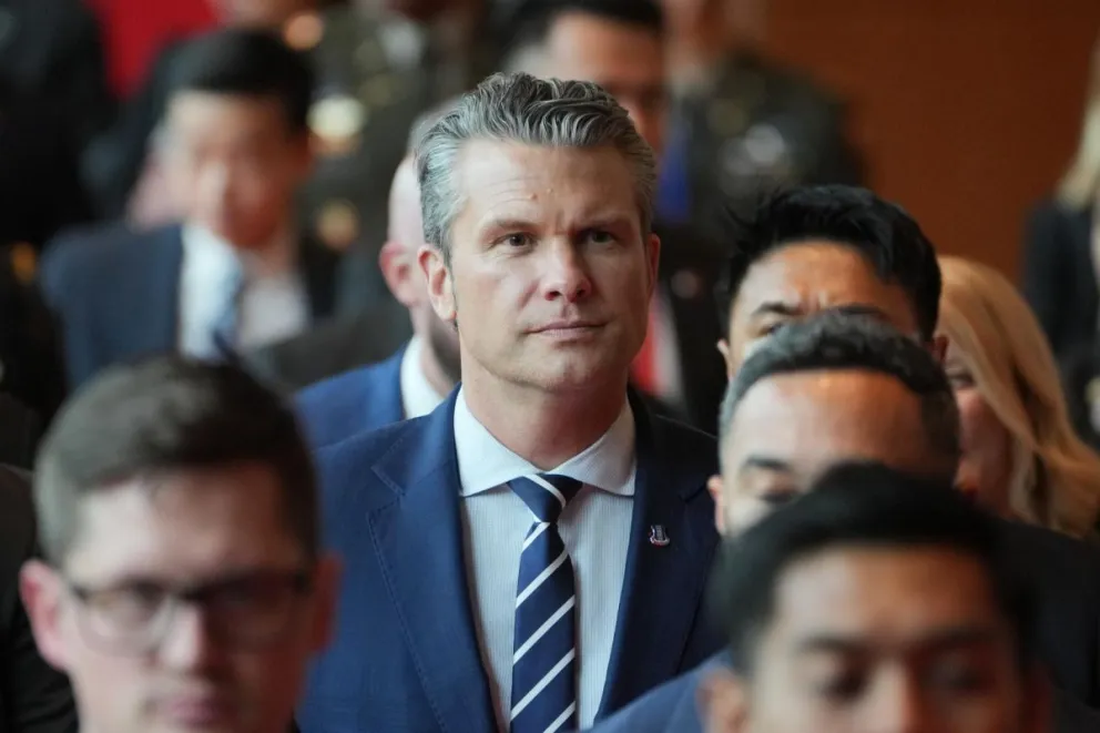 El secretario de Guerra de EE.UU., Pete Hegseth (c), fue captado este 1 de noviembre, durante la Reunión de Ministros de Defensa de la Asociación de Naciones del Sudeste Asiático (ASEAN), en Kuala Lumpur (Malasia). Foto: EFE
