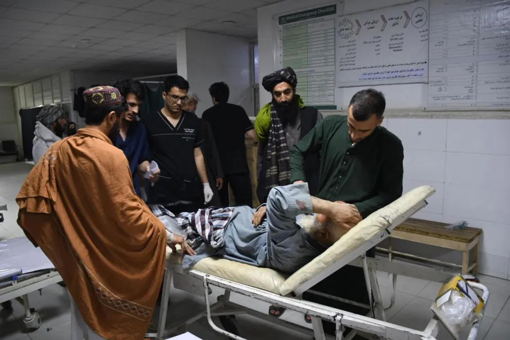 Un hombre herido en un terremoto recibe tratamiento en un hospital de Mazar-e-Sharif, Afganistán, el 3 de noviembre de 2025. Foto: EFE
