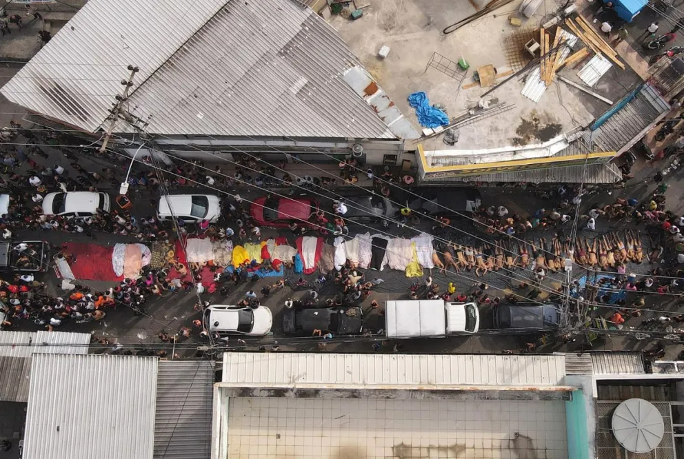 Fotografía aérea de cuerpos sin vida tras la operación policial en una calle de Río de Janeiro (Brasil). Foto: EFE