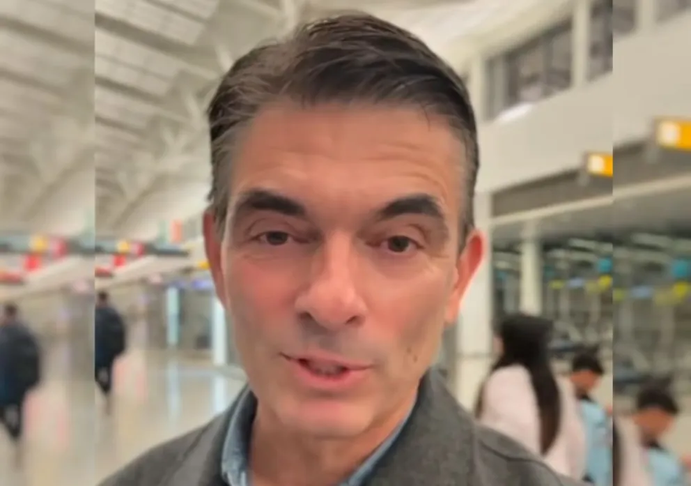 Paz, en el aeropuerto. Se encontró con dos bolivianos antes de partir. Foto: Captura de video 