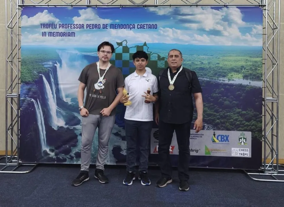 Gemy (izq.), Ticona y Cueto con sus medallas. Foto: Federación Boliviana de Ajedrez.