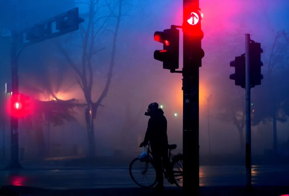 Un hombre circula con su bicicleta entre la niebla y la contaminación que cubren Skopje en la Antigua República Yugoslava de Macedonia (ARYM), en una imagen de archivo. Foto: EFE